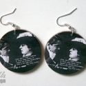 Ady fülbevaló, Ékszer, óra, Fülbevaló, Famegmunkálás, Decoupage, szalvétatechnika, 4 cm átmérőjű fa korongra készült fülbevaló.

Ady Endre és Léna található rajta.

Decoupage techniká..., Meska