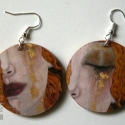 Klimt fülbevaló, Ékszer, óra, Fülbevaló, Famegmunkálás, Decoupage, szalvétatechnika, 4 cm átmérőjű fa korongra készült fülbevaló.

Gustav Klimt alkotásának egy részlete található rajta...., Meska