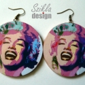 Marilyn Monroe fülbevaló, Ékszer, óra, Fülbevaló, Famegmunkálás, Decoupage, szalvétatechnika, 6 cm átmérőjű fa korongra készült fülbevaló.

Marilyn Monroe található rajta.

Decoupage technikával..., Meska