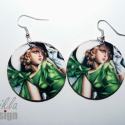 Tamara de Lempicka fülbevaló, Ékszer, óra, Fülbevaló, Famegmunkálás, Decoupage, szalvétatechnika, 4 cm átmérőjű fa korongra készült fülbevaló.

Tamara de Lempicka Girl with Gloves alkotásának egy ré..., Meska