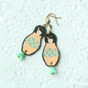 Mayuko - kokeshi babás fülbevaló, naracs-menta, Ékszer, óra, Fülbevaló, Ékszerkészítés, Fotó, grafika, illusztráció, Kokeshi babás fülbevaló. Bőr alapra készült, digitális grafikával.

Menta színű üveg harangvirággal ..., Meska