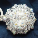 Jégvirág - fűzött swarovski esküvői medál , Ékszer, óra, Karácsonyi, adventi apróságok, Medál, Ebben a különleges medálban 3 és 4 mm-es swarovski kristály gyöngyökkel díszítettem egy 14 mm-es köv..., Meska