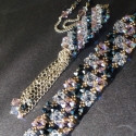 Cylindre - fűzött swarovski szett, Ékszer, óra, Ékszerszett, Közel 300 db 4 és 6 mm-es swarovski xillion gyöngyből álló szett, ezüstszínű láncon. Nagyon dekoratí..., Meska