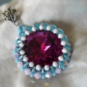 Fuschia - fűzött swarovski medál, Ékszer, óra, Medál, Ebben a különlegesen csillogó medálban 3 és 4 mm-es swarovski gyöngyökkel díszítettem egy nagy máret..., Meska