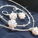 Hógolyó - fűzött swarovski szett , Ékszer, óra, Karácsonyi, adventi apróságok, Ékszerszett, Swarovski kristály gyöngyökből áll ez a csillogó szett.

A szett darabjai természetesen külön-külön ..., Meska