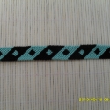 Ferdesávos rombuszos csomózott karkötő türkiz - fekete színben, Ékszer, óra, Karkötő, Csomózás, A karkötő hossza: 15,5 cm
Szélessége: 1,5 cm
A megkötők 6,4 cm - esek, Meska