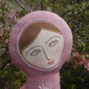 Rózsaszín  lányka, Játék, Baba, babaház, Plüssállat, rongyjáték, Baba-és bábkészítés, Hímzés, Ez a baba 43 cm magas a fejénél 15 cm széles saját tervezésű puha textilfigura.
Rendelésre készítem ..., Meska