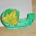 Természetes celluxtépő, Dekoráció, Otthon, lakberendezés, Férfiaknak, Decoupage, szalvétatechnika, Festett tárgyak, Fából készült celluxtépőt dekoráltam a természet jegyében. Mindkét oldalát egy zöld alapszínen nyugv..., Meska