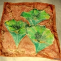 Lapuleveles selyemkendő rendelhető hasonló, Ruha, divat, cipő, Otthon, lakberendezés, Festészet, Selyemfestés, 55x55 cm selyemkendő lapulevelekkel.

Gyönyörű zöld árnyalatokkal készült, smaragd és olivazöld leve..., Meska