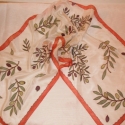 Olivabogyók ( selyem sál / stóla), Ruha, divat, cipő, Otthon, lakberendezés, Dekoráció, Selyemfestés, Olivabogyókat, ill. ágakat festettem erre a hernyóselyem sálra.
Stólaként is hordható, de dekorálhat..., Meska