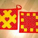 Edényfogók párban, Konyhafelszerelés, Dekoráció, Otthon, lakberendezés, Edényfogó, Varrás, Patchwork, foltvarrás, Foltvarrással készült konyhai edényfogók.
Méretei: 21x21cm.

Az ár 2 db-ra vonatkozik., Meska