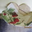 Kínáló tálka, Mindenmás, Otthon, lakberendezés, Tárolóeszköz, Patchwork, foltvarrás, Kínáló tálka anyaga textil, bonbonok, csokik, cukrok,kisebb kekszek kínálásához ajánlom.
Méretek: sz..., Meska