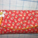 Papírzsebkendőtartó, Dekoráció, Otthon, lakberendezés, Patchwork, foltvarrás, A alapanyaga mintás vászon anyag, amit kis kézzel készített virággal díszítettem. Merevítést közbélé..., Meska