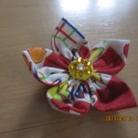 Szines virágkitűző, Ruha, divat, cipő, Otthon, lakberendezés, Patchwork, foltvarrás, Varrás, A virág 7-8 cm átmérőjű. 

A szirmok kézzel lettek összevarrva és gyöngyökkel díszítettem. Hátulján ..., Meska