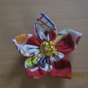 Szines virágkitűző, Ruha, divat, cipő, Otthon, lakberendezés, Patchwork, foltvarrás, Varrás, A virág 7-8 cm átmérőjű. 

A szirmok kézzel lettek összevarrva és gyöngyökkel díszítettem. Hátulján ..., Meska