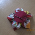 Szines virágkitűző, Ruha, divat, cipő, Otthon, lakberendezés, Patchwork, foltvarrás, Varrás, A virág 7-8 cm átmérőjű. 

A szirmok kézzel lettek összevarrva és gyöngyökkel díszítettem. Hátulján ..., Meska