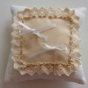 Bézs-fehér vintage csipke gyűrűpárna , Dekoráció, Esküvő, Ruha, divat, cipő, Esküvői ruha, 13*13 cm-es gyűrűpárna, lenvászon alapon antik csipke, és arany gyöngyök. , Meska
