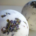 Levendulás aromaterápiás fürdőbomba (3x75-85 gr), Szépségápolás, Kozmetikum, Szappan, tisztálkodószer, Fürdősó, habfürdő, Mindenmás, Szappankészítés, Kényeztető, bőrnyugtató, és frissítő fürdőbomba, amely képzeletben a tihanyi  levendulamezőre repít...., Meska