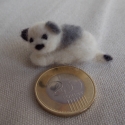A kis kölyökkutya, Baba-mama-gyerek, Dekoráció, Gyerekszoba, Baba falikép, Varrás, Nemezelés, Ő Icurka, a kis kölyökkutya.
Elfáradt a nagy játékban, ezért kedvenc csipkebokra alá húzódott. 
Ide ..., Meska