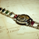 Duchess Margaret T. Waldon - Steampunk karkötő, Ékszer, óra, Karkötő, Igazi bohém karkötő vidám, színes swarovski kristályokkal díszítve.
Az "órabelső" aprólékosan beépít..., Meska