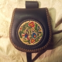 Festett tarsoly- Steixner-LeatherArt (TT72), Ékszer, óra, Férfiaknak, Táska, Bőrművesség, Ötvös, -Marhabőr alappal
-Egy rekeszes kialakítással 
-Övre rakható függesztéssel
-Bújtatós záródással
-Hon..., Meska