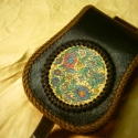 Festett tarsoly- Steixner-LeatherArt (TT73), Ékszer, óra, Férfiaknak, Táska, Bőrművesség, Ötvös, -Marhabőr alappal
-Egy rekeszes kialakítással 
-Övre rakható függesztéssel
-Bújtatós záródással
-Fűz..., Meska