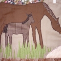Leáraztam!! Tanyán az élet falvédő, Dekoráció, Baba-mama-gyerek, Gyerekszoba, Patchwork, foltvarrás, Varrás, Applikációval készült falvédő. 
Idilli tanyasi élet. A cica a hintán ,lovak barátsága a libával. Pih..., Meska