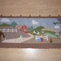 Leáraztam!! Tanyán az élet falvédő, Dekoráció, Baba-mama-gyerek, Gyerekszoba, Patchwork, foltvarrás, Varrás, Applikációval készült falvédő. 
Idilli tanyasi élet. A cica a hintán ,lovak barátsága a libával. Pih..., Meska
