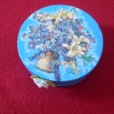Virágcsokros diszdoboz, Dekoráció, Dísz, Decoupage, szalvétatechnika, Festett tárgyak, Születésnapra, névnapra ajándéknak adható,apróbb kiegészitőket tehetsz bele. Egy szaténvirág disziti..., Meska