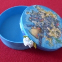 Virágcsokros diszdoboz, Dekoráció, Dísz, Decoupage, szalvétatechnika, Festett tárgyak, Születésnapra, névnapra ajándéknak adható,apróbb kiegészitőket tehetsz bele. Egy szaténvirág disziti..., Meska