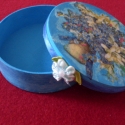 Virágcsokros diszdoboz, Dekoráció, Dísz, Decoupage, szalvétatechnika, Festett tárgyak, Születésnapra, névnapra ajándéknak adható,apróbb kiegészitőket tehetsz bele. Egy szaténvirág disziti..., Meska