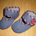farmer babacipő piros gombbal, Baba-mama-gyerek, Ruha, divat, cipő, Baba-mama kellék, Cipő, papucs, Varrás, Farmer babacipő. Piros gombbal záródik.
Talp hossza 11 cm

Kérésre más méretben is el tudom készíten..., Meska