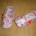 virágmintás kiscipő, Baba-mama-gyerek, Ruha, divat, cipő, Baba-mama kellék, Cipő, papucs, Varrás, Vidám, virágmintás textil kiscipő masnival. 
Talp hossza 10,5 cm

Kérésre más méretben is el tudom k..., Meska
