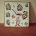 Katicás falióra, Otthon, lakberendezés, Baba-mama-gyerek, Falióra, Gyerekszoba, Decoupage, szalvétatechnika, Festett tárgyak, Decoupage technikával készült falióra. A 25x25 cm-es falemezt vidám katicákkal díszítettem. Az óra a..., Meska