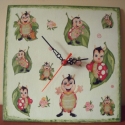 Katicás falióra, Otthon, lakberendezés, Baba-mama-gyerek, Falióra, Gyerekszoba, Decoupage, szalvétatechnika, Festett tárgyak, Decoupage technikával készült falióra. A 25x25 cm-es falemezt vidám katicákkal díszítettem. Az óra a..., Meska