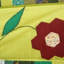 Virágmintás takaró, Dekoráció, Otthon, lakberendezés, Képzőművészet , Textil, Patchwork, foltvarrás, Varrás, Nagymama virágoskertje mintával díszített takaró. Mérete 135*192 cm. A virág, illetve levélminták ké..., Meska
