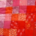 Rózsaszín indás takaró, Képzőművészet , Otthon, lakberendezés, Textil, Lakástextil, Patchwork, foltvarrás, Varrás, Kézzel és géppel varrt patchwork takaró. A négyzetek és az indák kézzel vannak hozzávarrva az alapho..., Meska