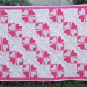 Szívecskés kislányos takaró, Képzőművészet , Otthon, lakberendezés, Textil, Lakástextil, Patchwork, foltvarrás, Varrás, Igazi kislányos takaró. A pamutvászon rétegek között vastag vlies található, így jó meleget biztosít..., Meska