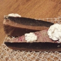 Fahéjas-csokis mini torta , Szépségápolás, Szappan, tisztálkodószer, Növényi alapanyagú szappan, Szappankészítés, Így néz ki egy tisztán természetes alapanyagokból készített szappantorta.

Az alapanyag kókuszvaj, o..., Meska