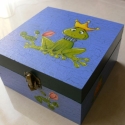 Kincsesdoboz békakirályfival, Játék, Baba-mama-gyerek, Gyerekszoba, Tárolóeszköz - gyerekszobába, Festett tárgyak, Decoupage, szalvétatechnika, 16 x 16 x 8 cm-es rekesz nélküli doboz.

Királylányoknak különösen ajánljuk, hiszen a béka a csók ut..., Meska