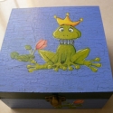 Kincsesdoboz békakirályfival, Játék, Baba-mama-gyerek, Gyerekszoba, Tárolóeszköz - gyerekszobába, Festett tárgyak, Decoupage, szalvétatechnika, 16 x 16 x 8 cm-es rekesz nélküli doboz.

Királylányoknak különösen ajánljuk, hiszen a béka a csók ut..., Meska