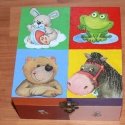 Állatkás doboz, Játék, Baba-mama-gyerek, Gyerekszoba, Tárolóeszköz - gyerekszobába, Festett tárgyak, Decoupage, szalvétatechnika, 15 x 15 x 8 cm-es 4 rekeszes doboz.

Nyuszi, béka, maci, paci, méhecske...

Budapest területén a sze..., Meska