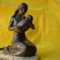 Anya gyermekkel, Baba-mama-gyerek, Dekoráció, Képzőművészet , Szobor, Fémmegmunkálás, Kőfaragás, Gyermekét meghitten ölelő anya szobor. 
Kedves ajándék gyermek születésekor az édesanya számára, és ..., Meska