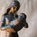 Anya gyermekkel, Baba-mama-gyerek, Dekoráció, Képzőművészet , Szobor, Fémmegmunkálás, Kőfaragás, Gyermekét meghitten ölelő anya szobor. 
Kedves ajándék gyermek születésekor az édesanya számára, és ..., Meska