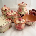 Rózsás szalvétatartó szívvel, Konyhafelszerelés, Otthon, lakberendezés, Festett tárgyak, Decoupage, szalvétatechnika, A fa szalvétatartót akrilfestékkel és szalvétával tettem vidám, romantikus hangulatúvá. Több rétegbe..., Meska