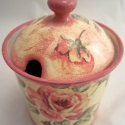Rózsás porcelán cukortartó, Konyhafelszerelés, Otthon, lakberendezés, Fűszertartó, Kaspó, virágtartó, váza, korsó, cserép, Festett tárgyak, Decoupage, szalvétatechnika, A porcelán cukortartót akrilfestékkel és szalvétával tettem vidám, romantikus hangulatúvá. Több réte..., Meska