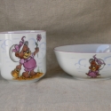 Erdő kapitánya, Baba-mama-gyerek, Konyhafelszerelés, Bögre, csésze, Kerámia, 2 részes porcelán gyermek étkészlet,saját kézzel festve,macilányos mintával.
A bögrét névre szólóan ..., Meska