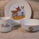 Bambi étkészlet, Baba-mama-gyerek, Konyhafelszerelés, Bögre, csésze, Kerámia, 3 részből álló porcelán gyermek étkészlet,Bambis mintával saját kézzel festve.
A bögre 8 cm magas,a ..., Meska