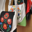 Elegáns kis fehér-fekete oldaltáska,festett motivummal, Magyar motívumokkal, Táska, Képzőművészet , Válltáska, oldaltáska, Festett tárgyak, Varrás, 

Ismét a fekete-fehér kombinácioja ragadott meg.Ezt a táskát fehér vászonból készitettem, az also f..., Meska
