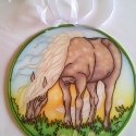 Ezüstsörény, lovas selyem ablakkép, Dekoráció, Otthon, lakberendezés, Kép, Selyemfestés, 20 cm átmérőjű drótra feszített 100% selyem ablakkép, szalag felfüggesztéssel.
Ablakba, falra akaszt..., Meska